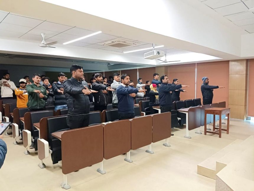 श्री विश्वकर्मा कौशल विश्वविद्यालय के विद्यार्थियों ने ली आदर्श मतदाता बनने की शपथ