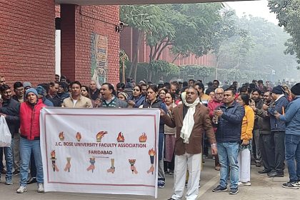फैकल्टी एसोसिएशन ने विश्वविद्यालय मैनेजमेंट के खिलाफ जे.सी.बोस यूनिवर्सिटी ऑफ साइंस एंड टेक्नोलॉजी, फरीदाबाद में अनिश्चितकालीन धरना दिया।