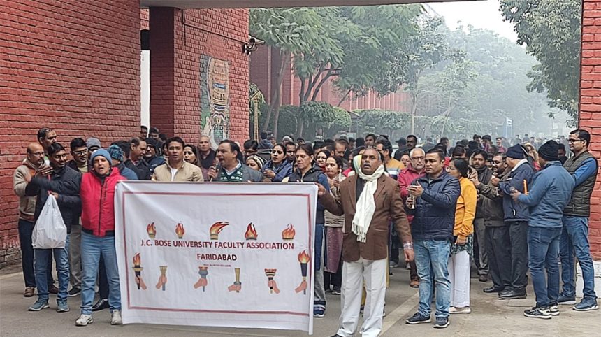 फैकल्टी एसोसिएशन ने विश्वविद्यालय मैनेजमेंट के खिलाफ जे.सी.बोस यूनिवर्सिटी ऑफ साइंस एंड टेक्नोलॉजी, फरीदाबाद में अनिश्चितकालीन धरना दिया।
