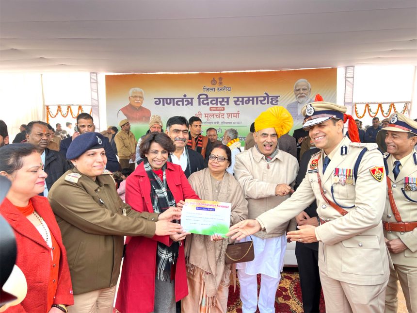 75वें गणतंत्र दिवस के अवसर पर मुख्य अतिथि परिवहन मंत्री श्री मूलचंद शर्मा ने परेड की ली सलामी