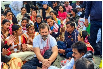 राहुल को मंदिर जाने से रोका, धरने पर बैठे, असम में यात्रा के दौरान बोले- आज सिर्फ एक व्यक्ति मंदिर जा सकता है क्या