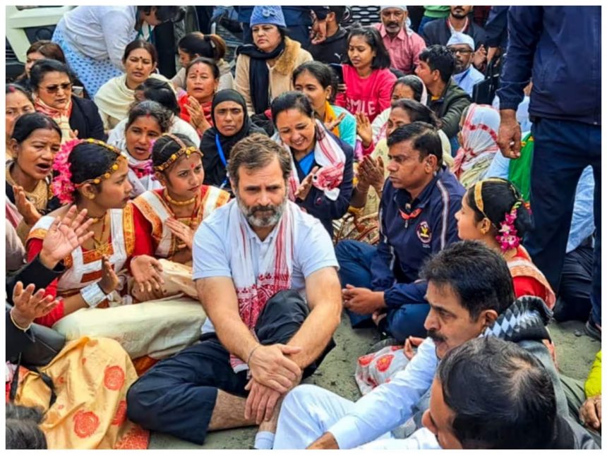राहुल को मंदिर जाने से रोका, धरने पर बैठे, असम में यात्रा के दौरान बोले- आज सिर्फ एक व्यक्ति मंदिर जा सकता है क्या