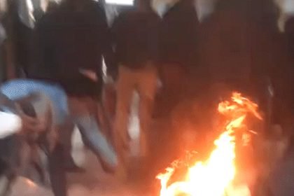 SDM ऑफिस में किसान ने खुद को आग लगाई, अफसर ने दौड़कर कंबल डाला, हालत गंभीर