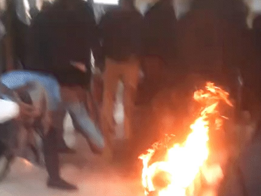 SDM ऑफिस में किसान ने खुद को आग लगाई, अफसर ने दौड़कर कंबल डाला, हालत गंभीर