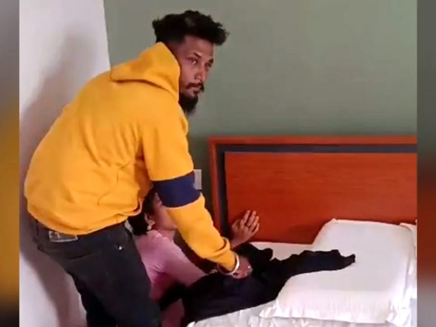 कर्नाटक में इंटर-रिलिजन कपल के साथ मारपीट, 6 लोगों ने होटल के कमरे में घुसकर लात-घूसों से मारा