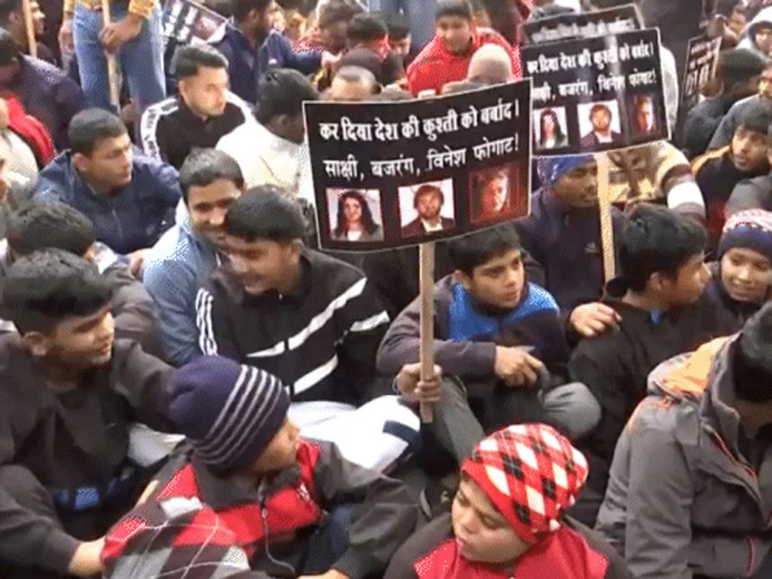 दिल्ली में अब जूनियर रेसलर्स का प्रदर्शन, आरोप- साक्षी, बजरंग और विनेश ने एक साल बर्बाद करवाए