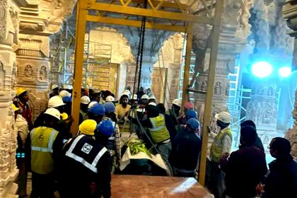 रामलला की प्रतिमा को आसन पर रखा गया, मूर्ति रखने में 4 घंटे लगे