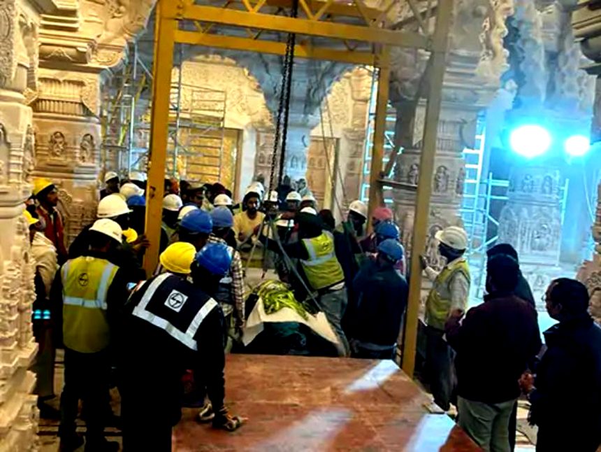 रामलला की प्रतिमा को आसन पर रखा गया, मूर्ति रखने में 4 घंटे लगे
