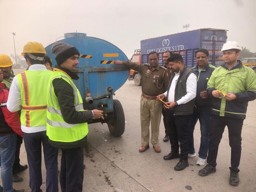 एसपी डॉ अंशु सिंगला के कुशल मार्गदर्शन में गाड़ियों पर रिफ्लेक्टर टेप लगाकर उनको यातायात नियमों के प्रति जागरूक करने का अभियान जारी