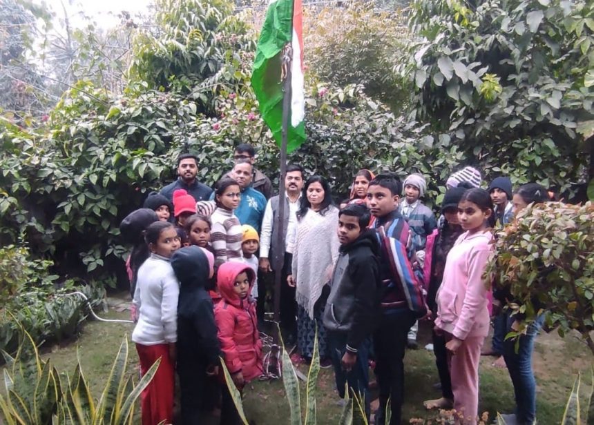 शरद फाउंडेशन ने मनाया गणतंत्र दिवस, संस्था ने छोटे बच्चों को जुराबें और टोपियां भी बांटी