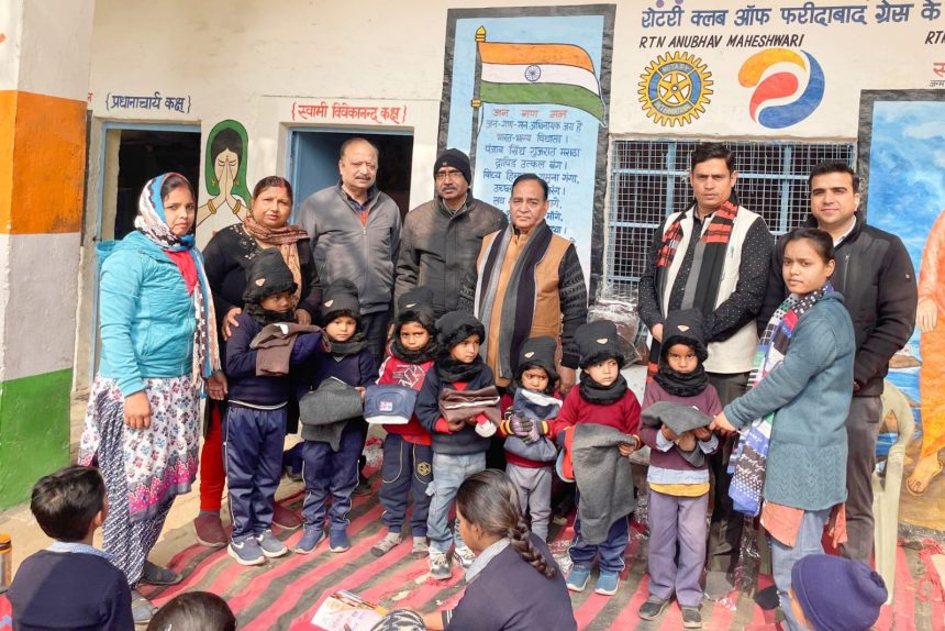 मारवाड़ी युवा मंच फरीदाबाद के द्वारा कड़कती सर्दी में बच्चों को गर्म कपड़े वितरित किए गए
