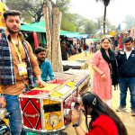 मेले में आया बॉयोस्कोप पर्यटकों को करवा रहा है राम मंदिर के दर्शन