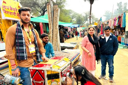 मेले में आया बॉयोस्कोप पर्यटकों को करवा रहा है राम मंदिर के दर्शन