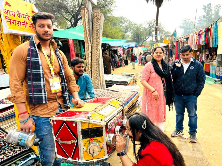 मेले में आया बॉयोस्कोप पर्यटकों को करवा रहा है राम मंदिर के दर्शन