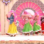 मुख्य चौपाल पर थीम स्टेट गुजरात के मालधारी रास मंडल के छतरी रास से रिझे पर्यटक