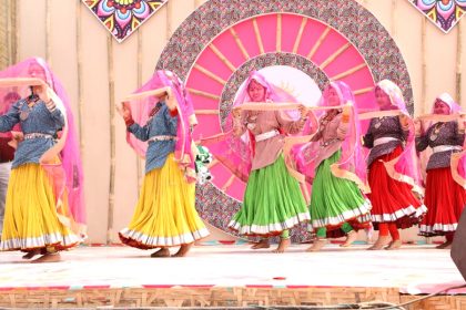 मुख्य चौपाल पर थीम स्टेट गुजरात के मालधारी रास मंडल के छतरी रास से रिझे पर्यटक