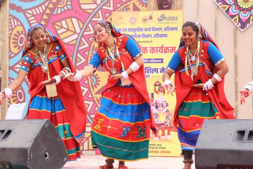 37वें सूरजकुंड मेला की दोनो चौपालों पर पर्यटकों का हो रहा खूब मनोरंजन