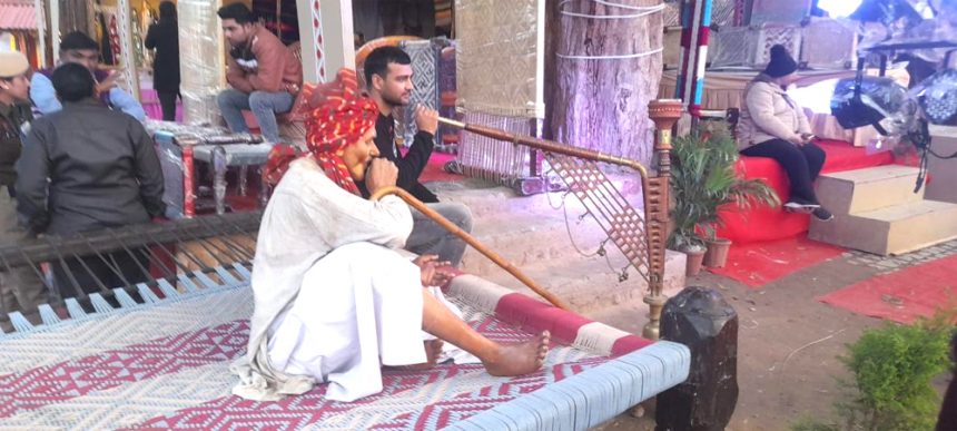 पगड़ी बंधाओ के साथ हुक्का विद सेल्फी से आकर्षित हो रहे पर्यटक