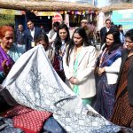 37वां सूरजकुंड अंतरराष्ट्रीय हस्त-शिल्प मेला :उपराष्ट्रपति जगदीप धनखड़ की धर्मपत्नी सुदेश धनखड़ ने मेले में की खरीदारी