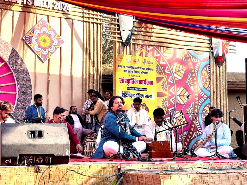 हरियाणवी प्रसिद्ध सूफी गायक विक्रम ने सूफी गायन से किया दर्शकों को मंत्रमुग्ध