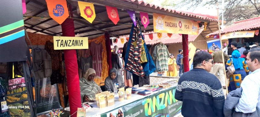शिल्प मेला के पार्टनर देश तंजानिया पवैलियन के उत्पाद रिझा रहे पर्यटकों को
