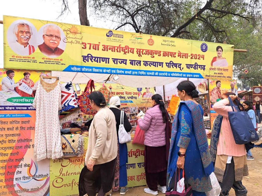 मेला में हरियाणा राज्य बाल कल्याण परिषद की स्टॉल पर बेहद कम दामों में मौजूद हैं हाथों से बनाए गए विभिन्न उत्पाद