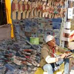 बेकार हो चुके जूट और कपड़ों को रिसाइकिल करके बना रहे अनोखे चप्पल