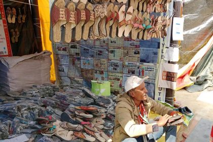 बेकार हो चुके जूट और कपड़ों को रिसाइकिल करके बना रहे अनोखे चप्पल