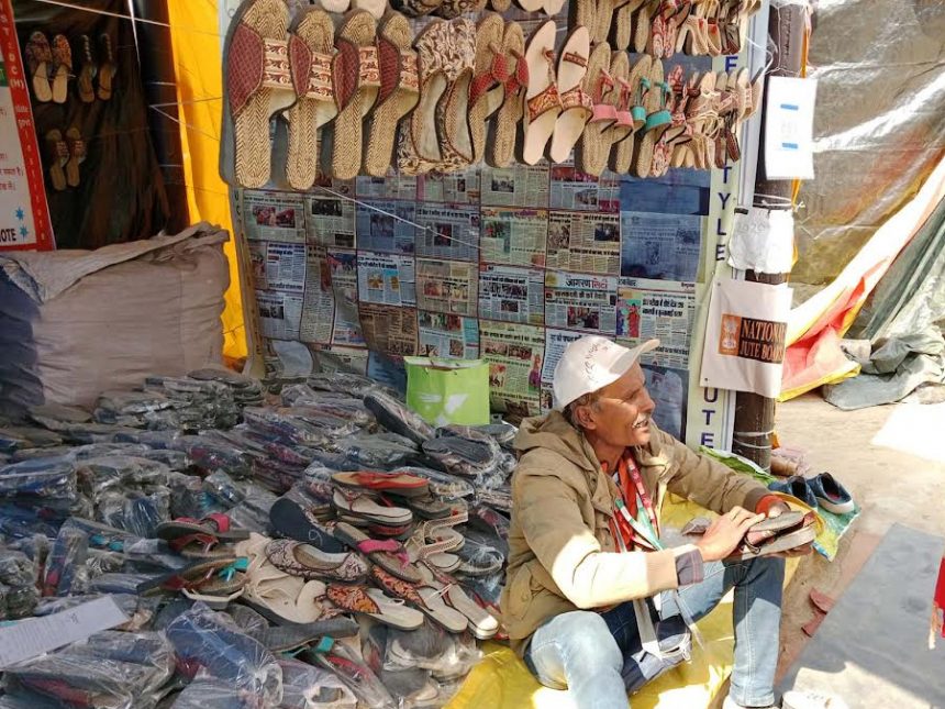 बेकार हो चुके जूट और कपड़ों को रिसाइकिल करके बना रहे अनोखे चप्पल