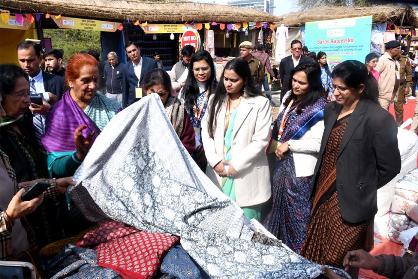 37वां सूरजकुंड अंतरराष्ट्रीय हस्त-शिल्प मेला :उपराष्ट्रपति जगदीप धनखड़ की धर्मपत्नी सुदेश धनखड़ ने मेले में की खरीदारी