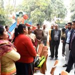 जिला निर्वाचन अधिकारी विक्रम सिंह ने मतदाता केंद्रों का निरीक्षण कर लिया व्यवस्थाओं का जायजा