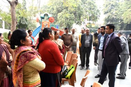 जिला निर्वाचन अधिकारी विक्रम सिंह ने मतदाता केंद्रों का निरीक्षण कर लिया व्यवस्थाओं का जायजा