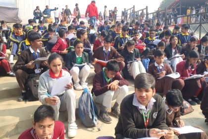 सूरजकुंड मेला परिसर में हुई प्रश्नोत्तरी व लघु कथा लेखन प्रतियोगिताओं में स्कूली बच्चों ने लिया भाग