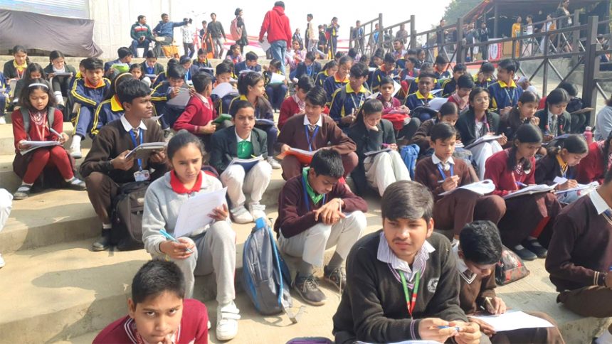 सूरजकुंड मेला परिसर में हुई प्रश्नोत्तरी व लघु कथा लेखन प्रतियोगिताओं में स्कूली बच्चों ने लिया भाग