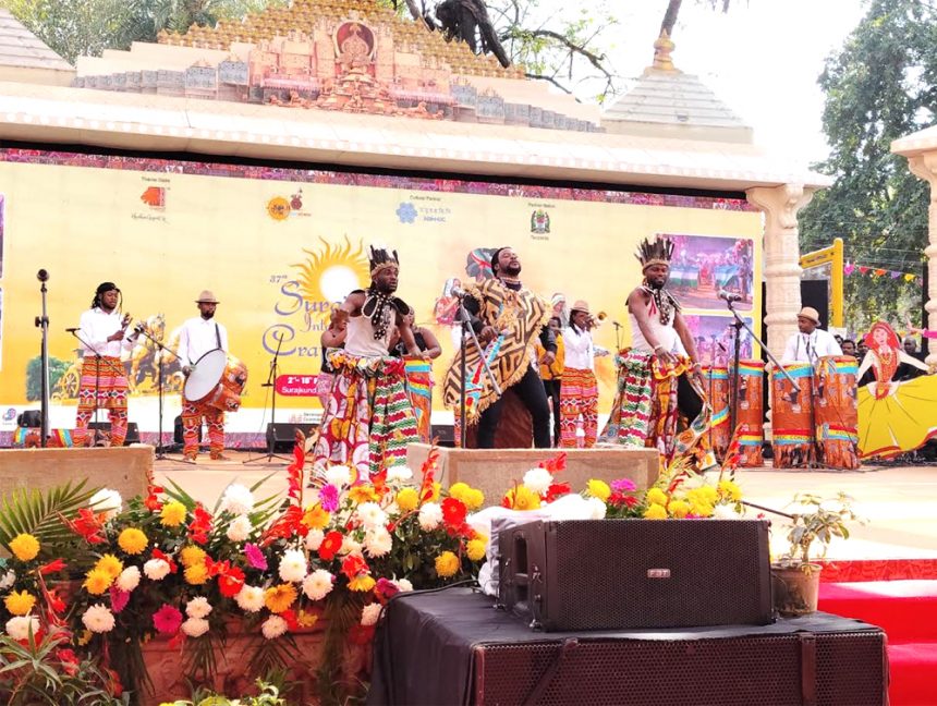 सूरजकुंड मेले की मैन चौपाल पर कलाकारों ने मचाई धूम