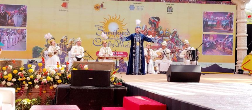 मुख्य व छोटी चौपाल पर कलाकारों ने प्रस्तुत किए शानदार कार्यक्रम