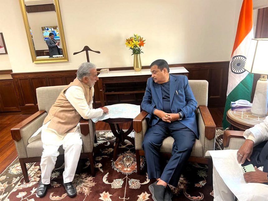 जेवर-फरीदाबाद राजमार्ग पर मोहना गांव में उतार-चढ़ाव को लेकर केंद्रीय मंत्री नितिन गडक़री से मिले केंद्रीय राज्यमंत्री कृष्णपाल गुर्जर