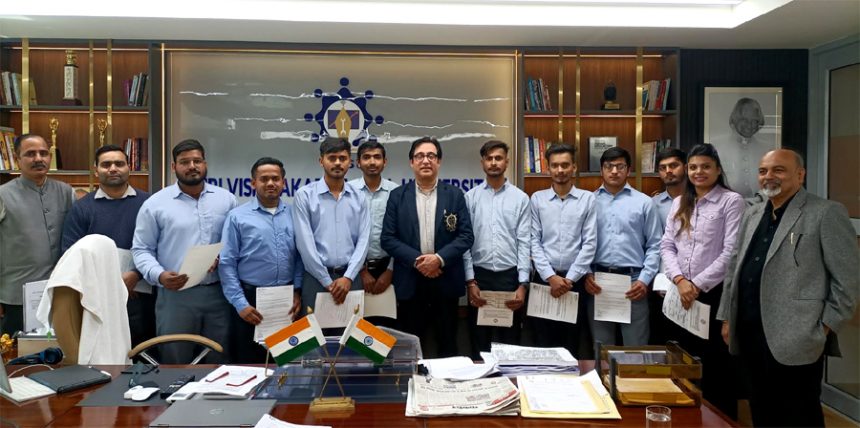 फीस 33 हजार, स्कॉलरशिप 2 लाख और नौकरी हाथों हाथ