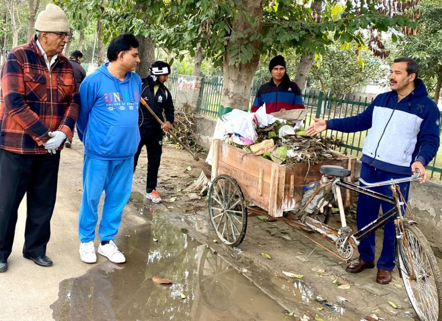 ब्लांक डीटू सेक्टर 10 में बारिश के बाद काफ़ी गन्दगी को 30 कर्मचारियों के साथ मिलकर साफ़ कराया गया