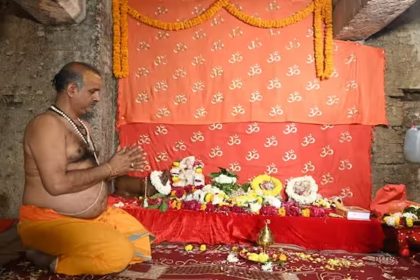 ज्ञानवापी में व्यास तहखाने के दर्शन करने पहुंच रहे लोग, बैरिकेडिंग के बाहर से झांक रहे श्रद्धालु