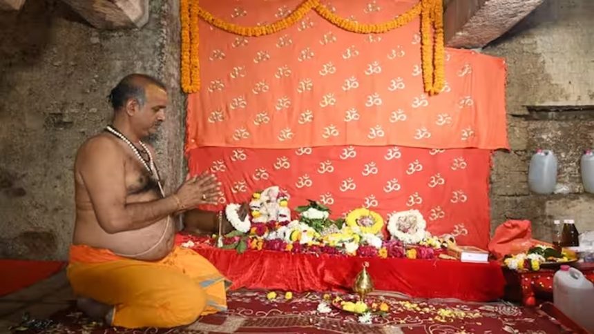 ज्ञानवापी में व्यास तहखाने के दर्शन करने पहुंच रहे लोग, बैरिकेडिंग के बाहर से झांक रहे श्रद्धालु