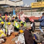 किसान आंदोलन: पंजाब में प्रदर्शनकारियों ने टोल फ्री कराए, रेलवे ट्रैक पर भी बैठे
