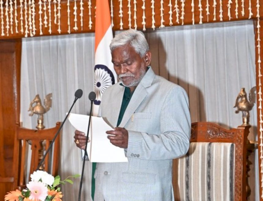 चंपई सोरेन झारखंड के 12वें CM बने, कांग्रेस-RJD के एक-एक विधायक ने भी ली शपथ