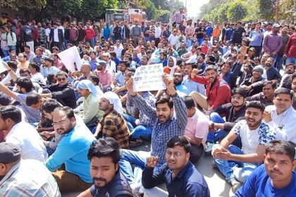 UP में पेपर लीक के बाद सिपाहीUP में पेपर लीक के बाद सिपाही भर्ती परीक्षा रद्द, 6 महीने में फिर एग्जाम भर्ती परीक्षा रद्द, 6 महीने में फिर एग्जाम