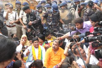 पुलिस झड़प के बाद अस्पताल पहुंचे बंगाल भाजपा चीफ, हिंसा प्रभावित संदेशखाली में रेप विक्टिम्स से मिलने जा रहे थे