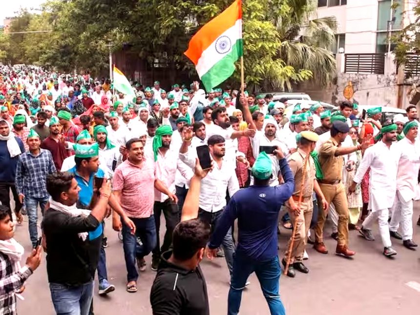 किसानों का दिल्ली मार्च, हाईवे जाम, पुलिस बैरिकेडिंग तोड़ किसान चिल्ला बॉर्डर की तरफ बढ़े