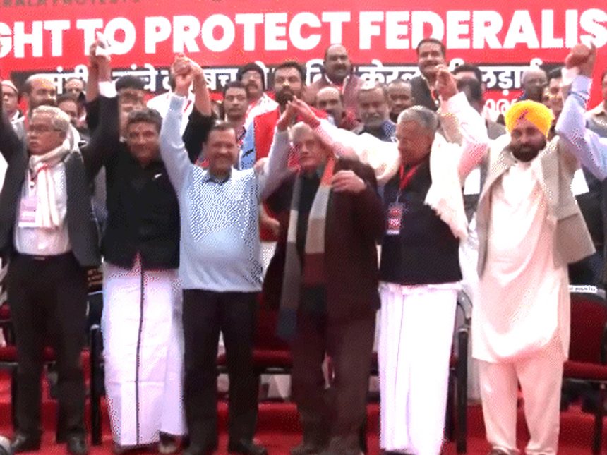 केंद्र की टैक्स नीतियों के खिलाफ केरल सरकार का प्रदर्शन, दिल्ली में केजरीवाल-भगवंत मान भी मौजूद