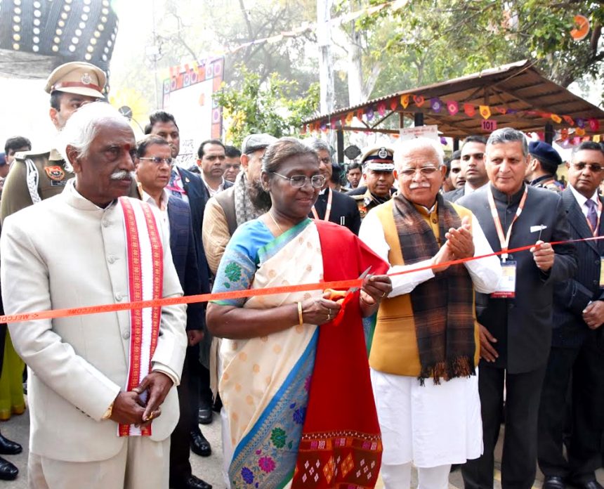 सूरजकुंड मेला देश-विदेश की सांस्कृतिक विरासत और हस्तशिल्पियों का महाकुंभ ही नहीं, बल्कि शिल्पकारों व कलाकारों के लिए बड़ा आर्थिक मंच भी है- राष्ट्रपति