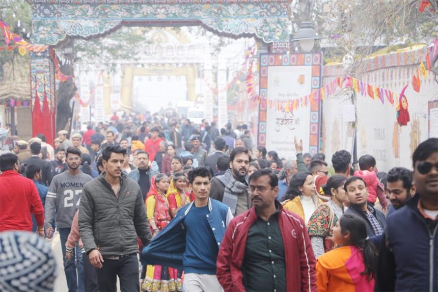 37वां सूरजकुंड अंतरराष्ट्रीय हस्त-शिल्प मेला :बूंदाबांदी भी कम नहीं कर पाई आगंतुकों का जोश, अब तक लाखों लोग पहुंचे