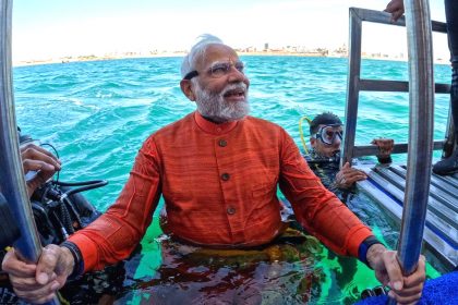 PM मोदी ने द्वारका में स्कूबा डाइविंग की, बोले- दिव्य अनुभव था